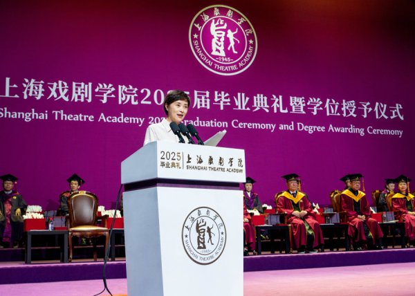 上海戏剧学院毕业庆典上，53岁学友吴越说，“艺术一定来自真善好意思”