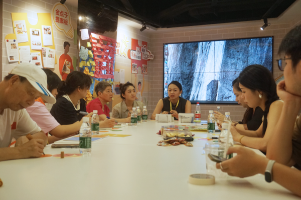 上海大姨爷叔我方办展览？南京西路街谈举办了一场“生存念念象会”